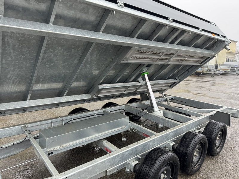 Drei Kippauflieger von 3 × 1.800 kg (3,5 t)