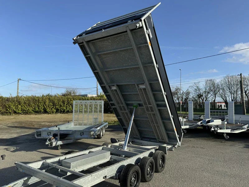 Drei Kippauflieger von 3 × 1.800 kg (3,5 t)