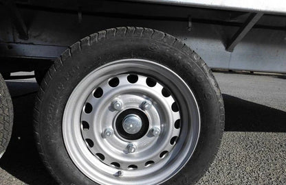 LIDER-Plattformanhänger auf Rädern – PTAC: 3.500 kg – 2 gebremste Achsen – 506 x 215 cm
