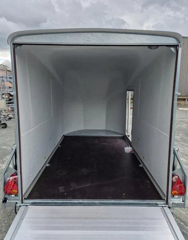 Pullman Debon 1300 blauer Frachtanhänger mit Aufhängung und Seitentür