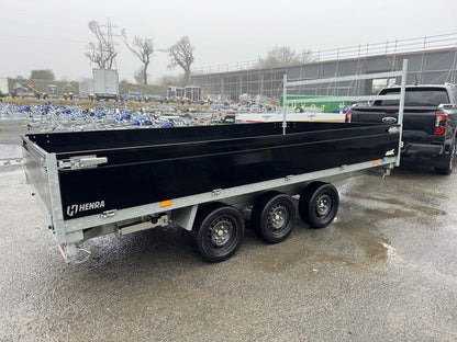 Drei Kippauflieger von 3 × 1.800 kg (3,5 t)