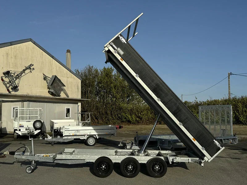 Drei Kippauflieger von 3 × 1.800 kg (3,5 t)