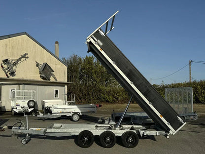 Drei Kippauflieger von 3 × 1.800 kg (3,5 t)