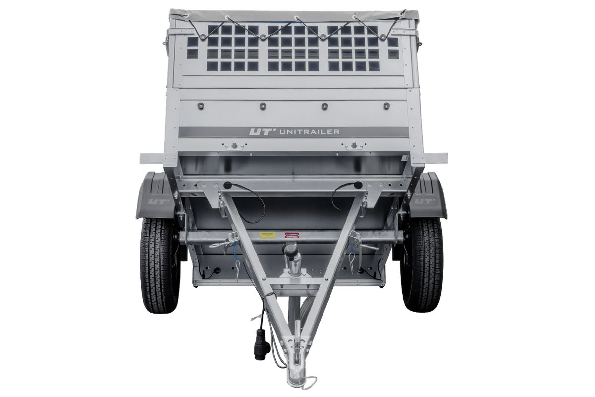 Kleiner Anhänger Garden Trailer 150 KIPP mit grauer Flachplane und Stützrad