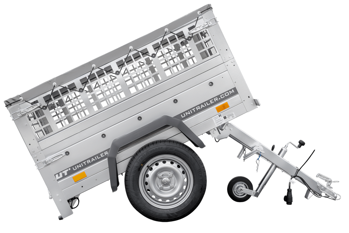 Kleiner Anhänger Garden Trailer 150 KIPP mit grauer Flachplane und Stützrad