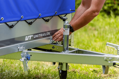 Garden Trailer 230 KIPP Anhänger 230 × 125 cm mit blauer Hochplane, H-800-Spriegel und Stützrad